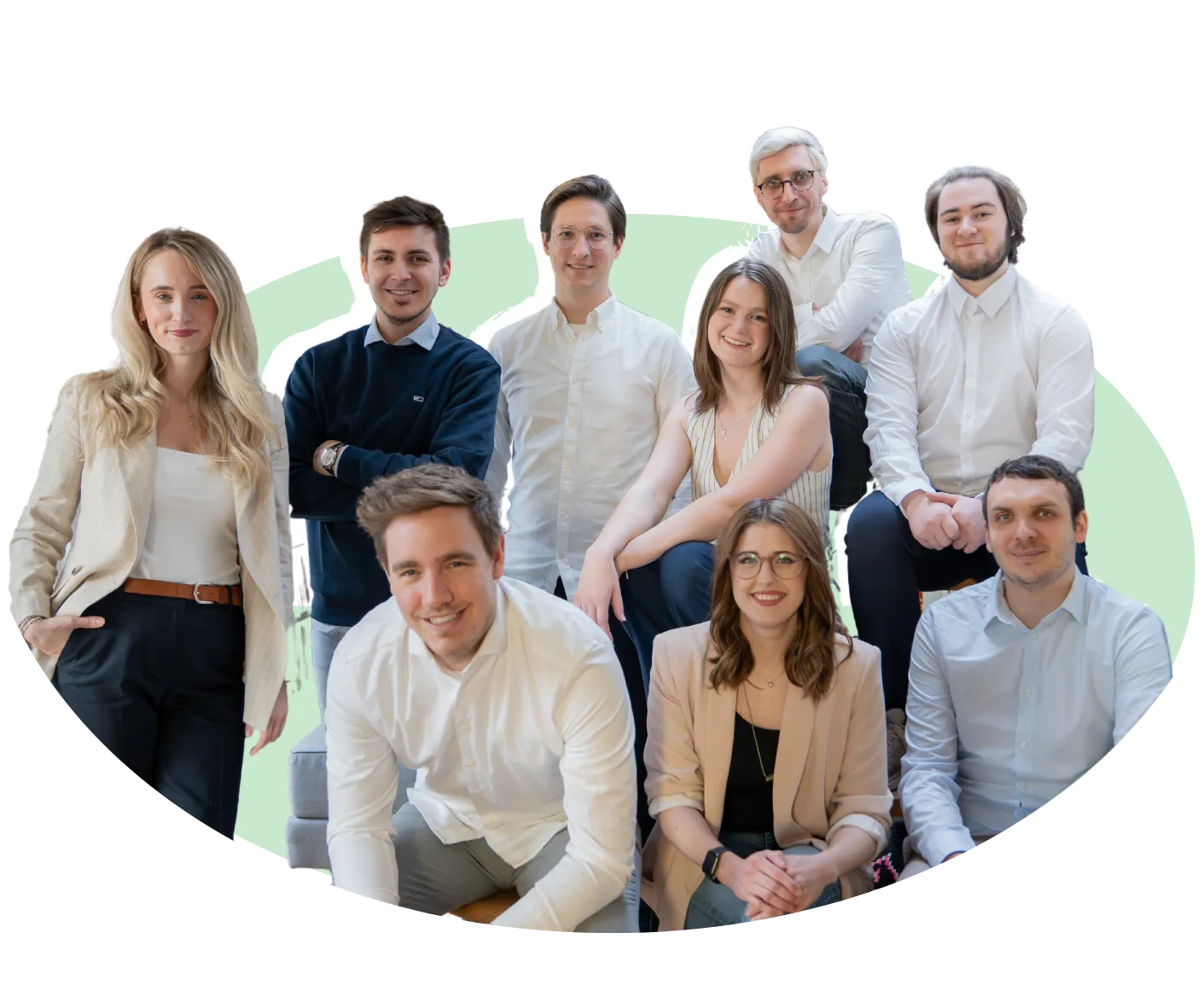 Das Modulist-Team: neun junge Menschen in Business-Kleidung lächeln in die Kamera.